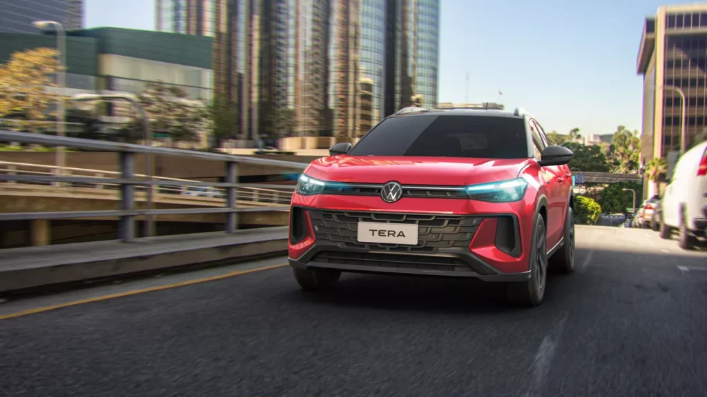 Volkswagen Tera 2026 vermelho, visto de frente, em rua urbana